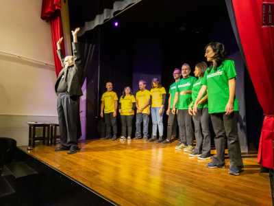 Ci ritroviamo cos� in un Teatro Osservatorio gremito di spettatori pronti ad prender parte alla sfida tra due team avversi: i gialli e i verdi, composti da quattro attori ciascuno